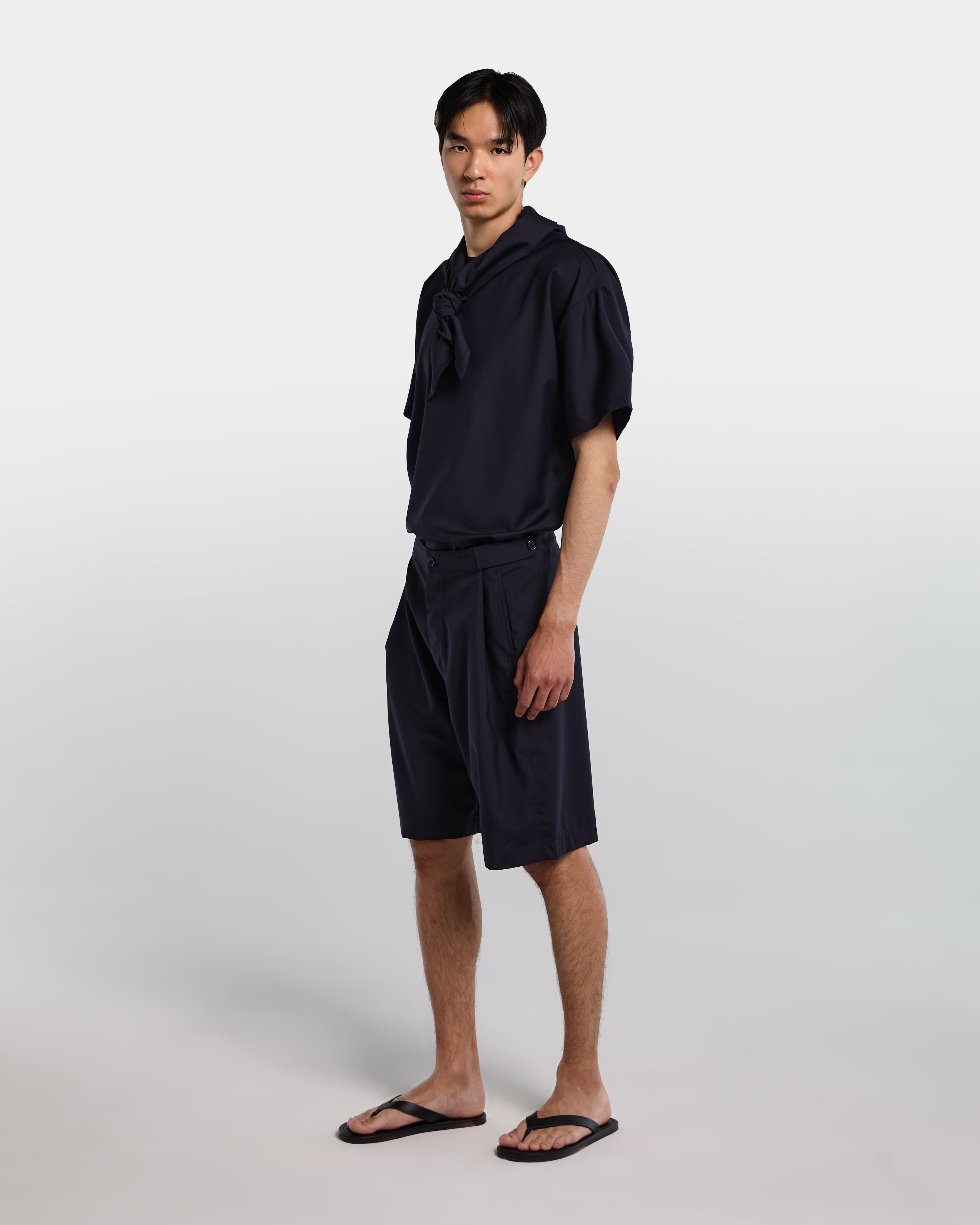 Navy blue wool tailored short with adjustable waist