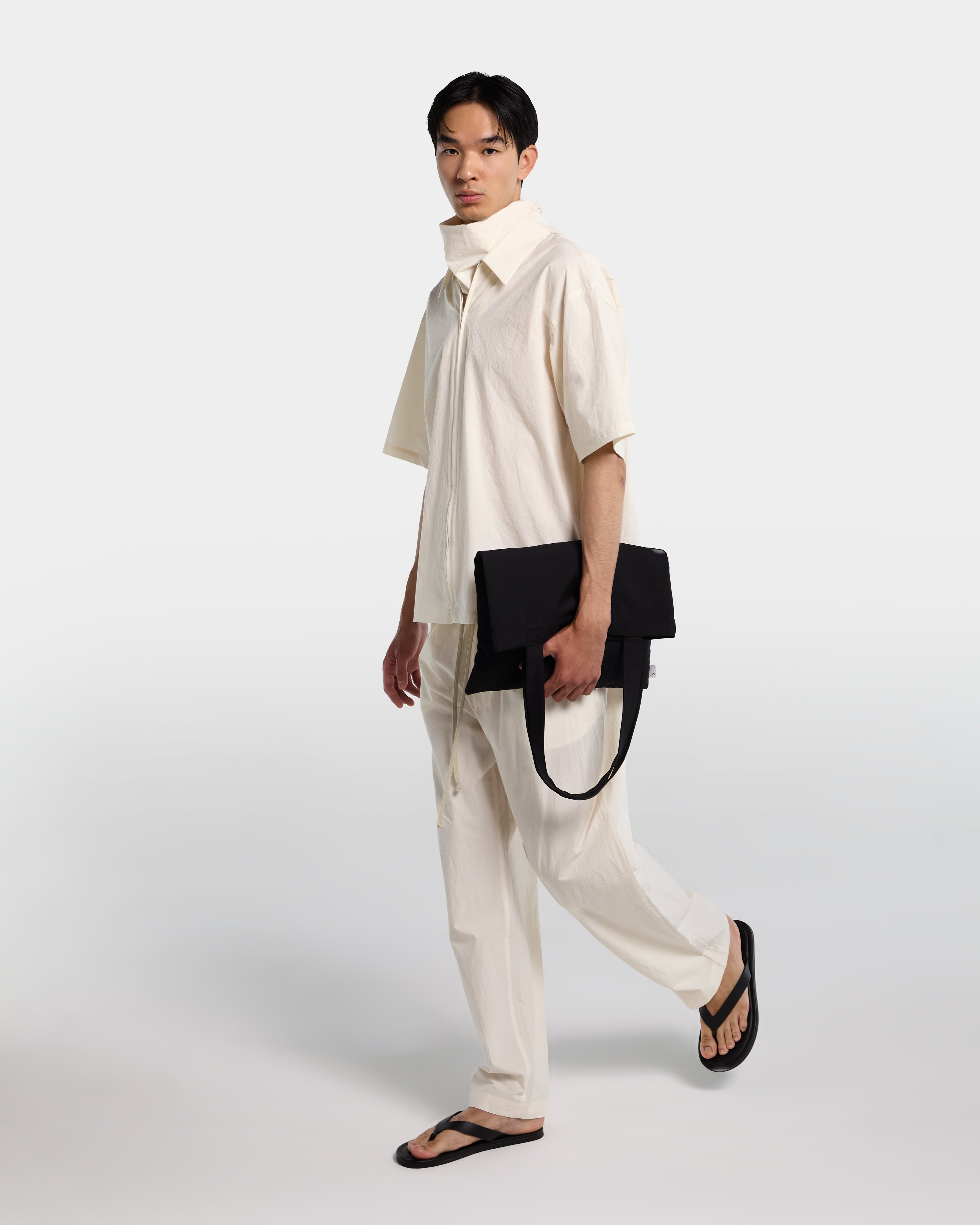 Loose fit trousers in ecru cotton poplin