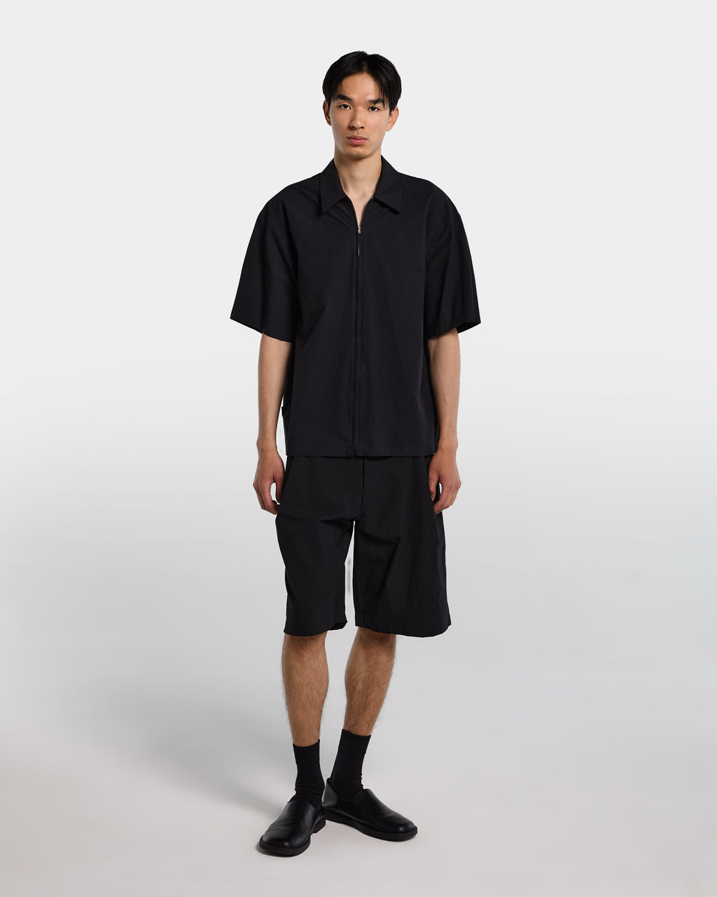 Black poplin shirt with zip and short sleeves