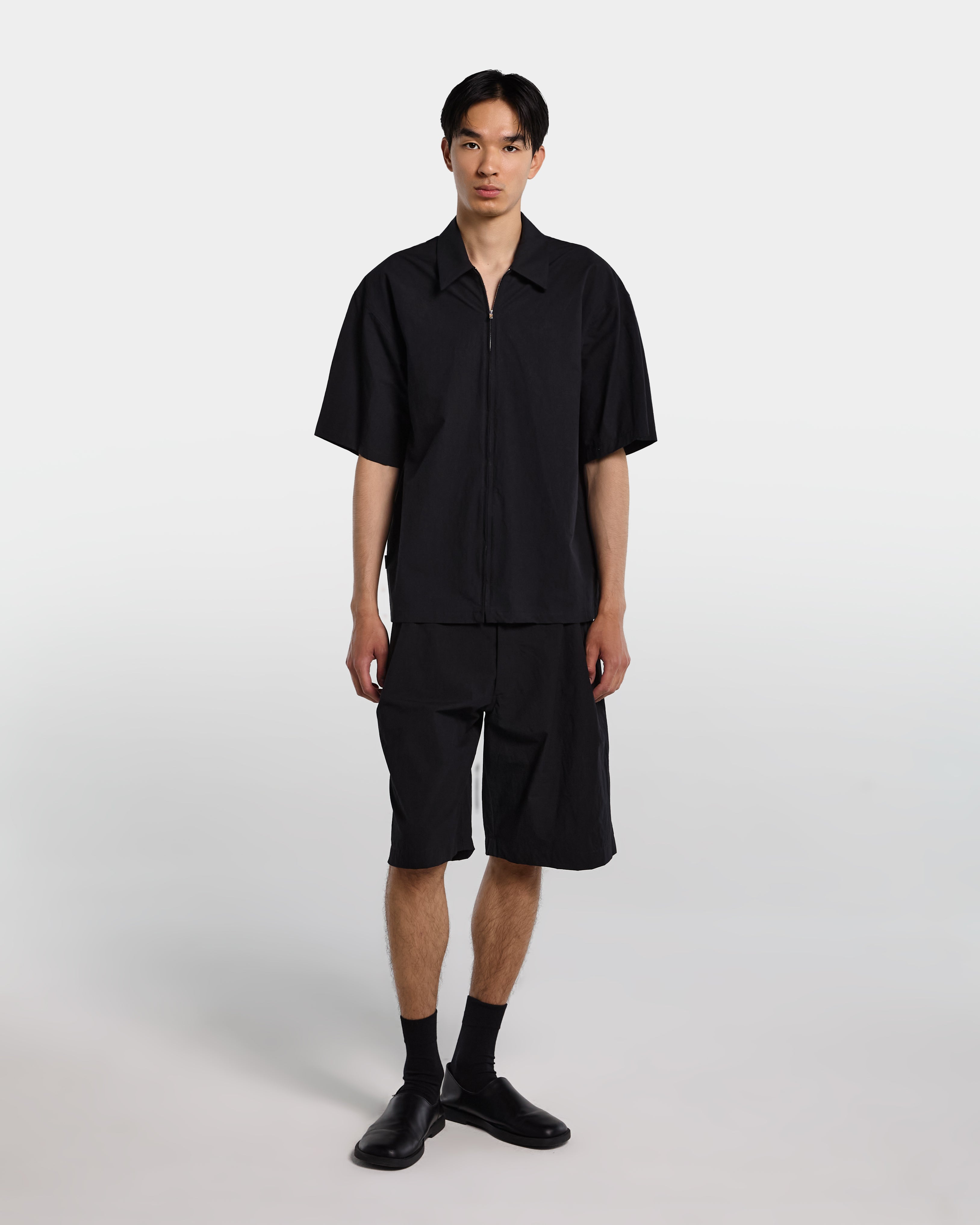 Black poplin shirt with zip and short sleeves