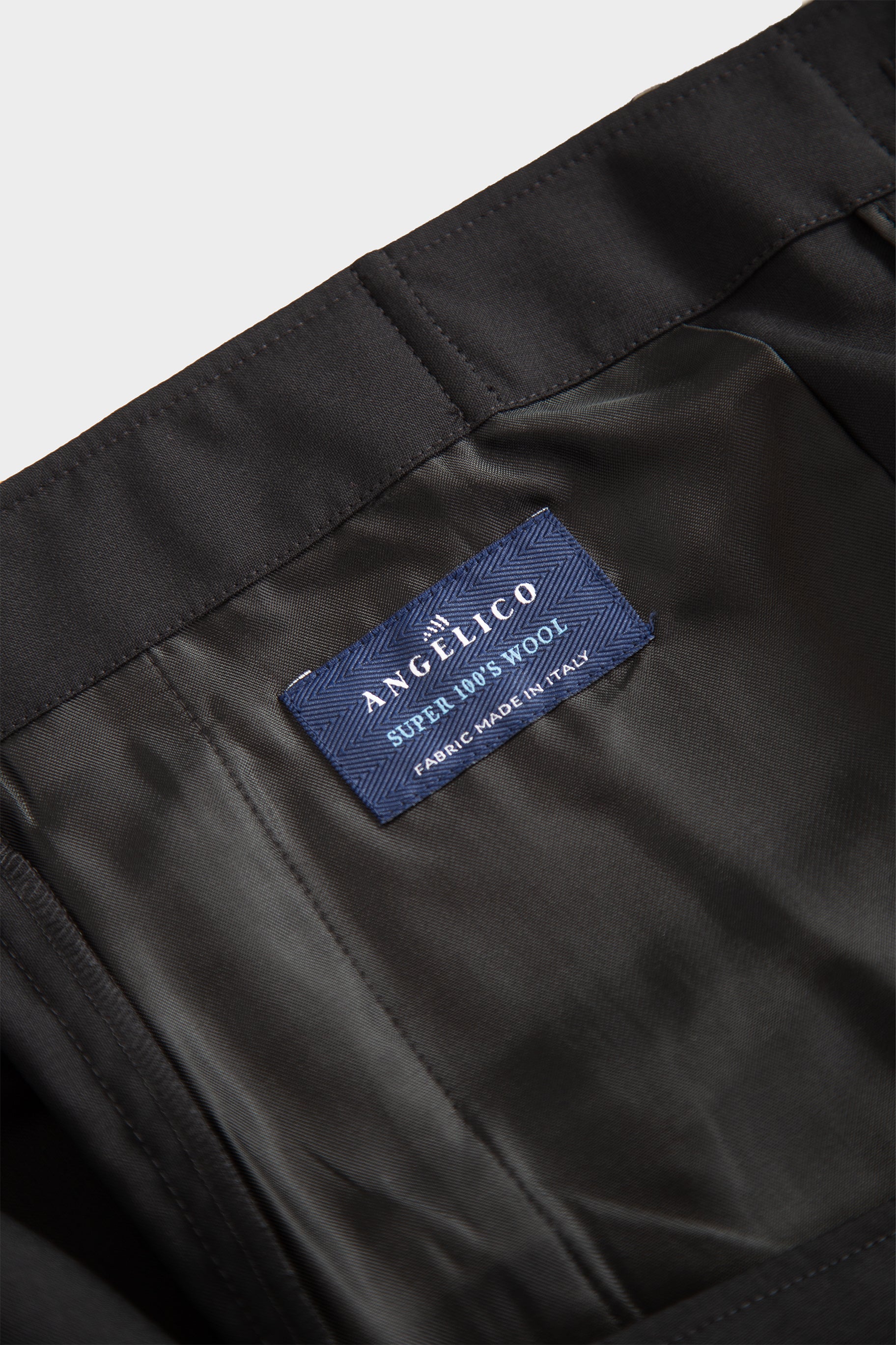 Black wool tailored short with adjustable waist